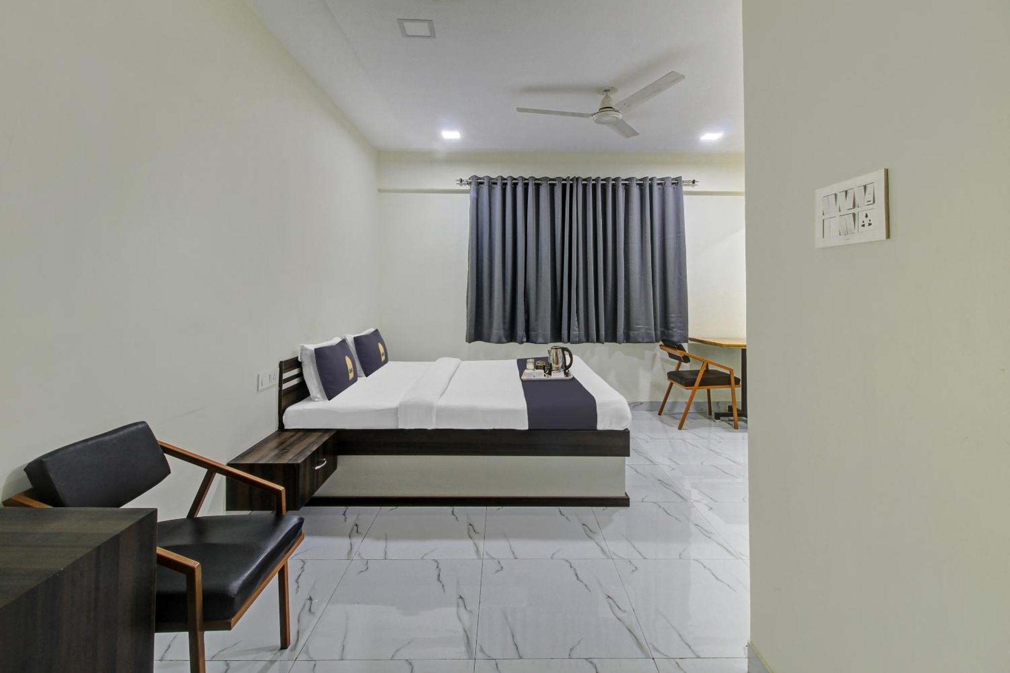 Townhouse Oak The Emerald Tree Hotel Pune